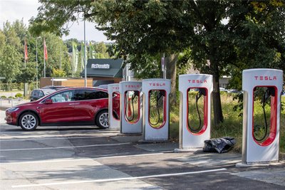 Die Supercharger-Ladesäulen des Elektroauto-Herstellers Tesla im Elsterpark laden mit einer Leistung von 250 Kilowatt - deutlich mehr als diejenigen, die die Stadt plant.