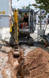 Mitarbeiter der Firma SSS Energie- und Netztechnik GmbH verlegen im Bereich der Rochlitzer Burgstraße ein Leerrohr für eine Mittelspannungsleitung. Die Arbeiten finden im Auftrag von Mitnetz Strom statt. 