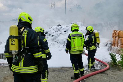 Die Einsatzkräfte nutzten Wasser und Schaummittel, um den Brand zu löschen.