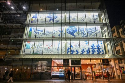 Illustrationen aus der Bewerbungsschrift für 2025 als Leuchtkunst: Das soll die Leere hinter der Fassade verbergen.