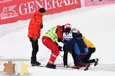 Das Drama um Luisa Görlich. Nach ihrem Qualifikationssprung muss sie aus dem Schanzenauslauf getragen werden.
