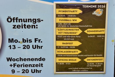 Das Schild am Eingang zeigt: Das Kulturprogramm 2026 im Freibad Erdmannsdorf steht.