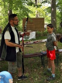 David Goldbach erklärt, was beim Bogenschießen zu beachten ist und zeigt seinen 70 Zoll Recuva-Bogen.