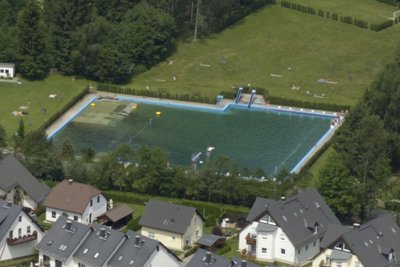Auf diesem Luftbild aus dem Jahr 2006 ist das Freibad Mooshaide gut zu sehen. Das Bad wurde im Sommer 2012 abgerissen – trotz großen Widerstands vieler Marienberger.