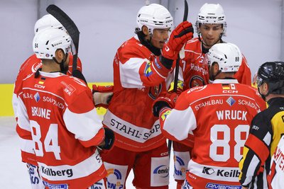 Tim McGauley (Mitte) nimmt die Glückwünsche zu einem Powerplay-Tor entgegen.