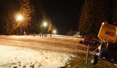 Der Kegelberg Mitte Januar unter Flutlicht.