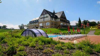 Im zur Travdo-Kette zählenden Hotel "Wettiner Höhe" in Seiffen wurde in einen Außenpool, Sauna und den Spielplatz investiert. 