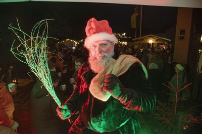 Der kleine Hans Rupprich, dargestellt von Achim Bangert, auf dem Schönecker Weihnachtsmarkt am ersten Advent.