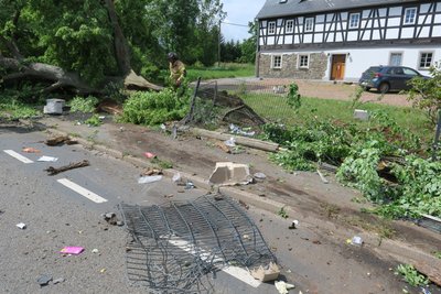 Ein Laster ist in Gablenz von der August-Bebel-Straße abgekommen.