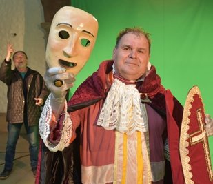 Arnim Schirmer (66) spielt einen Bischof, im Hintergrund der Initiator und Regisseur bei einer Spielprobe.