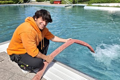 Schwimmmeister Lars Meike kontrolliert im Erlebnisbecken des Oederaner Bades den Wasserzulauf.