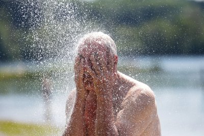 Erfrischung am Badesee: Das geht in Deutschland bedenkenlos. (Symbolbild)