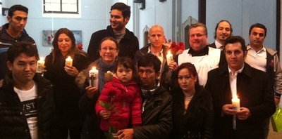 Getaufte Flüchtlinge aus Afghanistan und dem Iran mit Pfarrer Michael Tetzner und Gemeindepädagogin Ortrun Peuckert in Freiberg.
