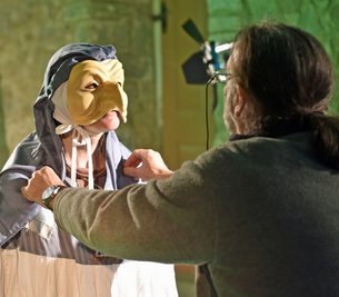 Da in der Pandemie nicht alle 130 Mitwirkenden auf die Bühne des Opernhauses Chemnitz dürfen, sollen bestimmte Handlungsszenen per Filmbeitrag eingespielt werden. Pier Giorgio Furlan legt auch als Kostümbildner mit Hand an. 