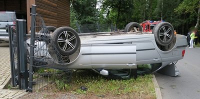 Mit einer Dachlandung endete die Flucht eines Unfallverursachers am Montagnachmittag in Langenberg. 