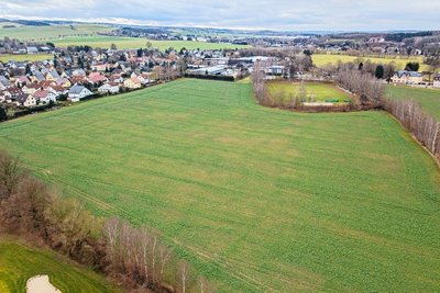 Auf diesem Gelände im Neukirchener Ortsteil Adorf soll ein Neubau für die freie Gruuna-Schule entstehen. 