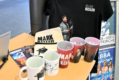 Der Merch-Stand wird gut gefüllt. „Trinkbecher hatten wir noch nie“, bedauert GMD Stefan Fraas.