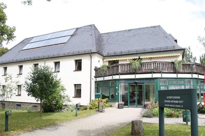 Die linke Seite des Hauses gehört zum ältesten Teil der Richard-Hofmann-Stift. Es wurde 1937 fertiggestellt und zeigt heute nach Umbauten eine etwas andere Außenansicht.