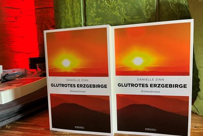 Viele Exemplare von „Glutrotes Erzgebirge“ gingen zur Premierenlesung im Crottendorfer Räucherkerzenland über den Tisch.