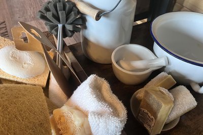 Inmitten von Vintage-Deko präsentiert „Seifenfee Pauline“ ihre Naturkosmetik im kleinen Seifenladen in Treuens Albrecht-Bühring-Straße.