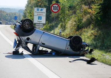 Ein Ford hat sich am Freitagmittag auf der A4 bei Frankenberg überschlagen.