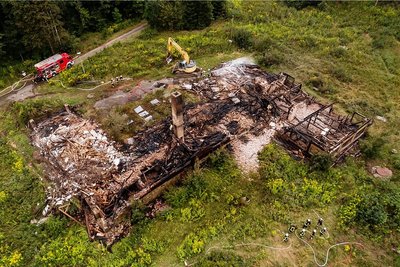 Die Einsatzkräfte löschten im Laufe des Montagstags noch Glutnester. 