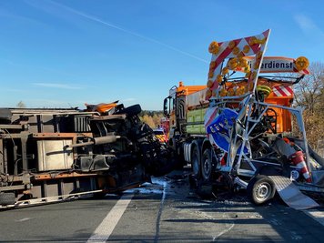 Auf der A 72 Richtung Chemnitz zwischen Reichenbach und Zwickau ist es am Freitagvormittag zu einem schweren Unfall gekommen. 