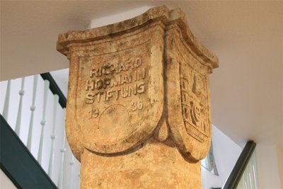 Im Eingang des heutigen Altenpflegeheims und Seniorenzentrums steht eine original Porphyr-Säule, mit der Beschriftung „Richard-Hofmann-Stiftung 1936".