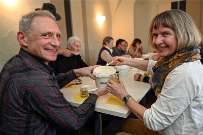 Senfseminar zur Genussmesse in Klaffenbach: Heiderose und Jens Pampel aus Greiz sind dabei, eine eigene Sorte herzustellen.