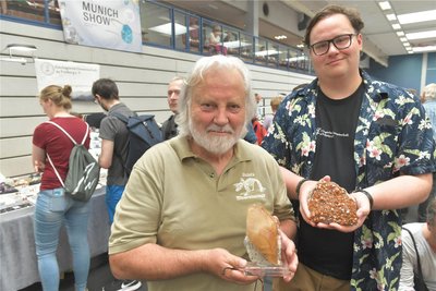 Jörg Steinbinder (l.), der Vorsitzende der Freiberger Mineralienfreunde, mit einem Calcit aus den USA . Neben ihm zeigt Willy Max Friedrich von der Geologischen Gemeinschaft zu Freiberg einen Wulferit aus Mexiko.