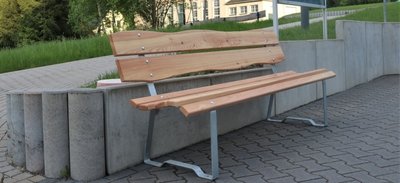 In Leubsdorf wurden auf Initiative des örtlichen Kulturvereins Bänke aufgestellt. Eine davon steht am Lindenhof. 