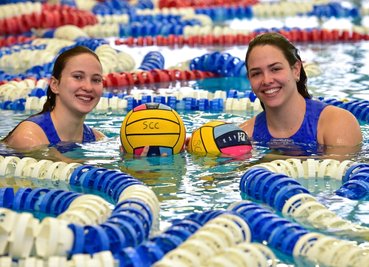 Gemma Calonaci (links) Giulia Ferrini sind unter anderem nach Chemnitz gekommen, um durch den Wasserballsport Deutschland kennenzulernen. Durch die Coronapandemie haben sie bislang aber nur wenig gespielt und auch sonst nicht allzu viel erlebt. Das soll sich bald ändern. 