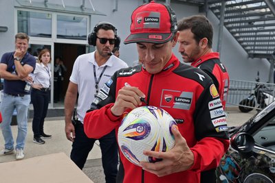Das dürfte Jürgen Klopp gefallen: Marc Marquez unterschreibt einen Fußball.