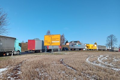 Staus nach Unfällen bis auf die Zubringer zeigen aus Sicht der Kritiker, dass die B 174 den Anforderungen des Schwerlastverkehrs nicht gewachsen ist.