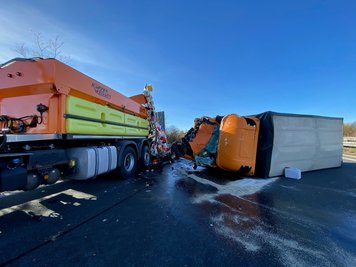 ie die Polizei auf Anfrage mitteilte, ist gegen 11.30 Uhr ein 7,5 Tonnen schwerer Lkw auf einen sogenannten Schilderwagen aufgefahren.
