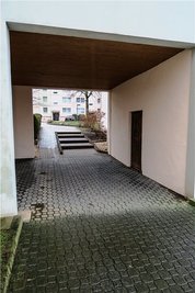 Auf der Flucht vor der Polizei bog das Auto hinter einem Wohnhaus ab, fuhr über eine Treppe und durch eine Unterführung. 