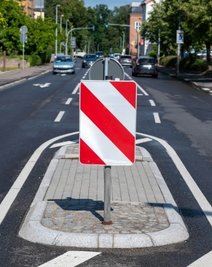 Um den Schulweg sicherer zu machen, wurde 2017 eine Verkehrsinsel an der Poststraße geschaffen.