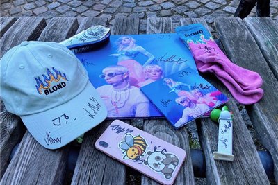 Auch der Blond-Merch mit seinen knalligen Farben taucht am Abend immer wieder auf. 