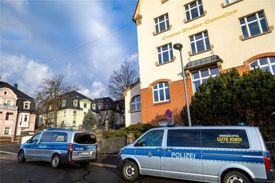Am Clemens-Winkler-Gymnasium in Aue war die Polizei Ende Januar nach einer Bombendrohung angerückt.