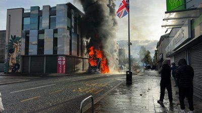 Auch ein Bus wurde von den Randalierern in Brand gesetzt.