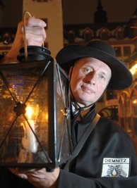 Der Chemnitzer Türmer Stefan Weber soll zu seinem 70. Geburtstag für seine langjährige Arbeit den Ehrenpreis der Stadt erhalten. Bis heute führt er Gäste durch das Rathaus und auf dessen Turm.