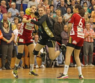 Annika List hebt ab zum Torwurf. Lisa Mössinger (r.), am Sonnabend beste Torjägerin der Gäste, kann nur tatenlos zuschauen.