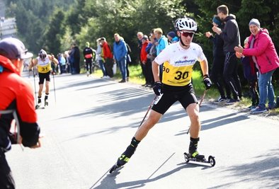 Beim Sommer-Grand-Prix am Fichtelberg wurde besonders Tristian Sommerfeldt lautstark angefeuert. Der 16-jährige Oberwiesenthaler war der jüngste unter 44 Teilnehmern und landete auf Rang 30.