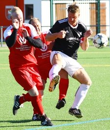 Oft einen Schritt zu spät kamen Christopher Hartling (l.) und die anderen des SV Neudorf II beim 1:4 im Pokal gegen Tanne Thalheim II mit Ronny Nötzel. 