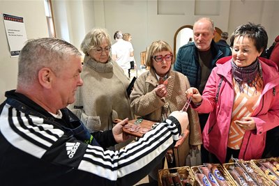 Götz Teichert kredenzt Trüffel-Salami und andere Variationen, Dagmar Hesse (2.v.l.) und Beate Schaarschmidt (rechts) verkosteten das Angebot aus Südtirol.