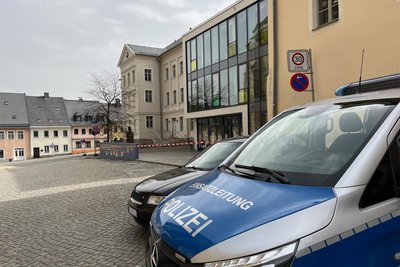 Nach der Bombendrohung am Bildungszentrum „Adam Ries“ in Annaberg war die Polizei bis in den frühen Montagnachmittag hinein vor Ort im Einsatz.