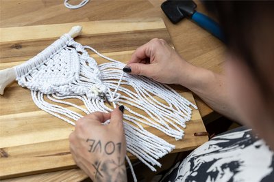Linda Meichsners Hände vermögen viel Kreatives zu erschaffen. Auch Arbeiten in Makramee-Technik gehören dazu. Zum Falkenrock-Festival zu Pfingsten wird sie auch davon mitbringen.