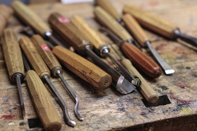 Mit solchen Werkzeugen haucht Rademann den Figuren aus Holz „Lebendigkeit“ ein.