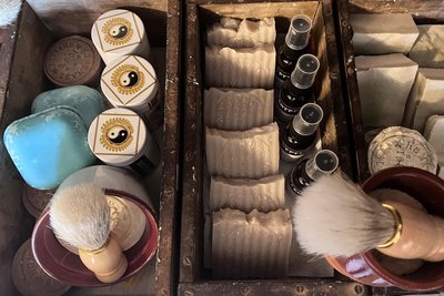 Alles, was Mann an Naturkosmetik für die Bartpflege braucht, stellt die Treuener Seifenfee her. Ihr Ehemann ist bei Tests neuer Produkte der erste Probant und immer auch Ratgeber.