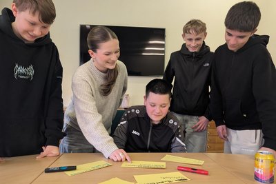 Carlo (v. l.), Zoe, Jason, Nils und Elias gehören dem Oelsnitzer Jugendrat an. Kürzlich planten sie ein Sportevent, das im Sommer steigen soll.